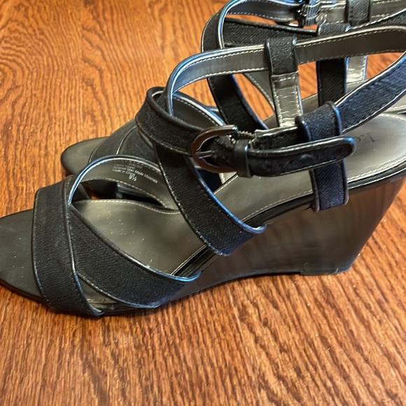 Kelly and Katie Black Wedge Heels Size 9 1/2 - Picture 2 of 4